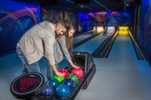 a man and a woman playing a game of bowling at Borowy Dwór- Biznes, Spa & Fun in Szaflary