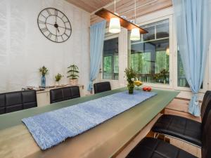 スオネンヨキにあるHoliday Home Suviranta by Interhomeのダイニングルーム(緑のテーブルと椅子付)