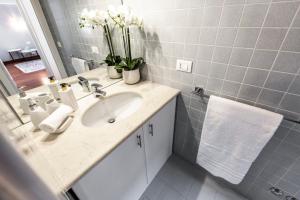 A bathroom at San Pantalon Luxury Penthouse R&R Még 18 kép