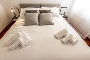A bed or beds in a room at San Pantalon Luxury Penthouse R&R