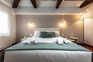 A bed or beds in a room at San Pantalon Luxury Penthouse R&R