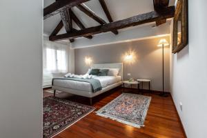 A bed or beds in a room at San Pantalon Luxury Penthouse R&R