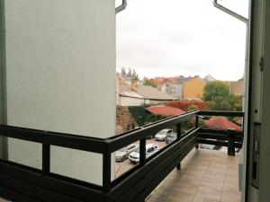 un balcón con vistas a un aparcamiento en Hostel Vodna 1, en Košice