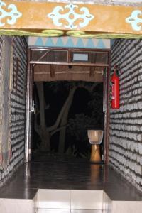 ein Fenster in einer Ziegelwand mit einem Feuerlöscher in der Unterkunft Kyaninga Royal Cottage in Fort Portal