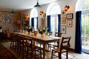 A seating area at Artist Residence London