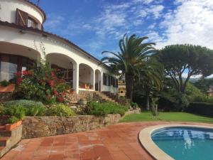 een huis met een zwembad ervoor bij Villa santet in Calonge