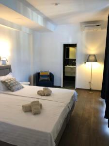 um quarto com uma cama com duas toalhas em Hotel Jadran em Split