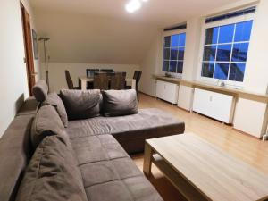 un salon avec un canapé et une table dans l'établissement Ferienwohnung Stollenwerk am Steinhuder Meer - Wunstorf OT Steinhude An der Schanze 7, à Steinhude 4 autres photos