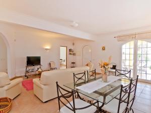 uma sala de estar com um sofá e uma mesa em Villa Villa Monte da Torre by Interhome em Alfarrobeira