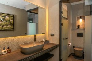 Ένα μπάνιο στο Surfer Caravan Gastro Pub Suites- Adults Only +57 φωτογραφίες