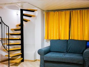 salon z kanapą i spiralnymi schodami w obiekcie Apartment Dachsteingasse by Interhome w Schladming