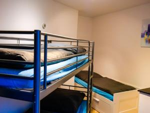 kilka łóżek piętrowych w pokoju w obiekcie Apartment Dachsteingasse by Interhome w Schladming +16 zdjęć
