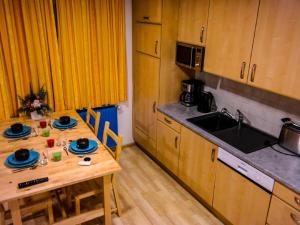 kuchnia z drewnianym stołem i zlewem w obiekcie Apartment Dachsteingasse by Interhome w Schladming