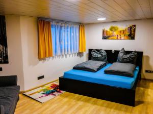 pokój z dwoma łóżkami i kanapą w obiekcie Apartment Dachsteingasse by Interhome w Schladming