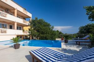 Bazén v ubytovaní Apartments with pool Ivana Krk alebo v jeho blízkosti