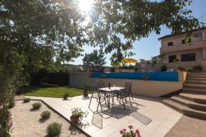Vonkajšia záhrada v ubytovaní Apartments with pool Ivana Krk