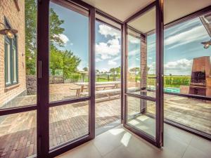 Habitación con puertas correderas de cristal que dan a un patio. en Villa Villa Sas by Interhome, en Oudenburg
