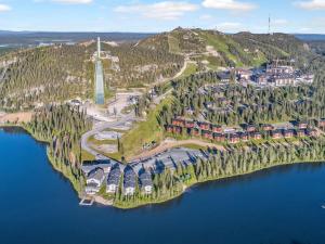 eine Luftansicht eines Resorts auf einer Insel in einem See in der Unterkunft Holiday Home Rukatonttu d 14 by Interhome in Ruka