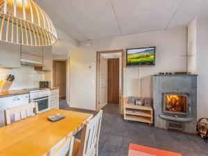 eine Küche mit Tisch und Kamin in einem Zimmer in der Unterkunft Holiday Home Rukatonttu d 14 by Interhome in Ruka + 13 Fotos