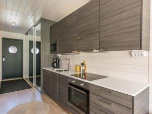 uma cozinha com armários de madeira e uma bancada em Holiday Home Kasnäs marina c 19 by Interhome em Kasnäs