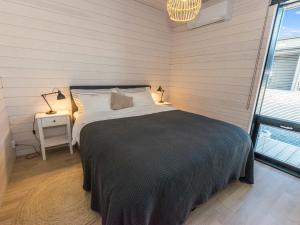 um quarto com uma cama e uma mesa com um candeeiro em Holiday Home Kasnäs marina c 19 by Interhome em Kasnäs