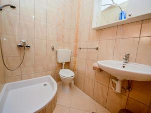een badkamer met een toilet en een wastafel bij Apartment Vinka-2 by Interhome in Trogir