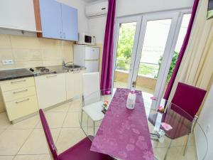 Kuchyňa alebo kuchynka v ubytovaní Apartment Vinka-2 by Interhome