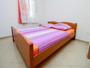 een bed met twee kussens in een kamer bij Apartment Vinka-2 by Interhome in Trogir