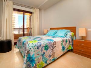 una camera da letto con un letto con un cuscino blu di Apartment Riviera-1 by Interhome a Calpe