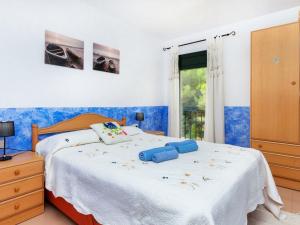 - une chambre avec un lit, une commode et une fenêtre dans l'établissement Apartment El Coto G by Interhome, à Pals