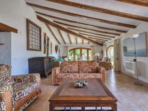 uma sala de estar com sofás e uma mesa em Villa Finca Labranza by Interhome em Xàbia