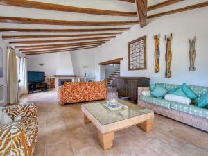 - un salon avec des canapés et une table dans l'établissement Villa Finca Labranza by Interhome, à Jávea