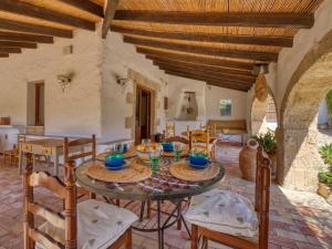 uma cozinha e sala de jantar com mesa e cadeiras em Villa Finca Labranza by Interhome em Xàbia