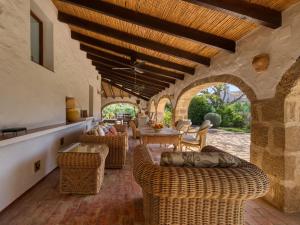une terrasse avec des chaises en osier et une table. dans l'établissement Villa Finca Labranza by Interhome, à Jávea