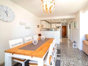 Kuchyň nebo kuchyňský kout v ubytování Apartment Miramar 02 by Interhome