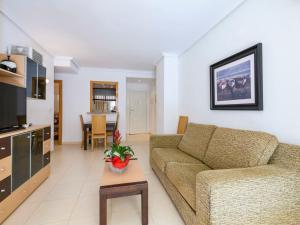 sala de estar con sofá y mesa en Apartment Cala Blanca II - 1ª Linea Frontal-1 by Interhome, en Oropesa del Mar