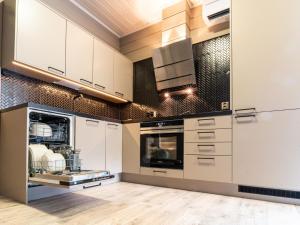 eine Küche mit weißen Schränken und Geräten aus Edelstahl in der Unterkunft Holiday Home Loma-saaga 3 by Interhome in Syöte + 13 Fotos