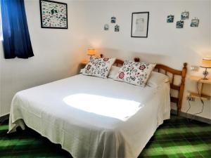 Torca的住宿－Apartment Casale di Torca by Interhome，一间卧室配有带白色床单和枕头的床。