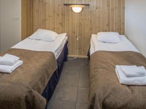 zwei Betten nebeneinander in einem Zimmer in der Unterkunft Holiday Home Rukatonttu d 12 by Interhome in Ruka