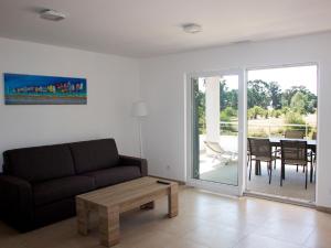 sala de estar con sofá y mesa en Apartment A Suara Linda-1 by Interhome, en Ghisonaccia