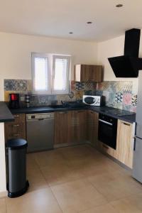 cocina con fregadero y microondas en Apartment A Suara Linda-1 by Interhome, en Ghisonaccia