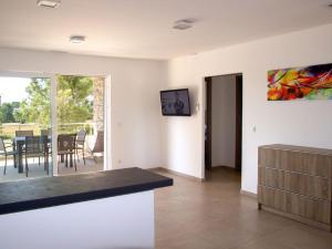 cocina y comedor con vistas a una mesa de comedor en Apartment A Suara Linda-1 by Interhome, en Ghisonaccia