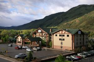 a town with a parking lot and mountains in the background at Hotel Glenwood Springs in Glenwood Springs