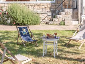 - deux chaises de jardin et une table avec un verre dans l'établissement Holiday Home Villa Ostréa by Interhome, à Carnac