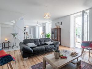 - un salon avec un canapé et une table dans l'établissement Holiday Home Villa Ostréa by Interhome, à Carnac