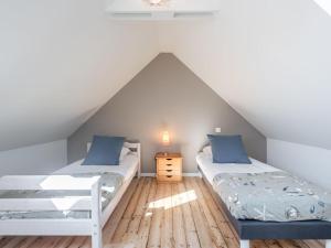 - deux lits dans une chambre mansardée avec un toit dans l'établissement Holiday Home Villa Ostréa by Interhome, à Carnac