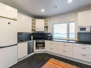 Dapur atau dapur kecil di Holiday Home Hiekkalahti by Interhome