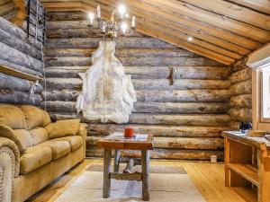 een woonkamer met een bank en een tafel bij Holiday Home Kelokota by Interhome in Salla