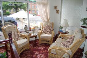 sala de estar con sillas, mesa y ventana en The Hollingworth en Lytham St Annes