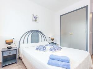1 dormitorio con 1 cama con 2 almohadas en Apartment ROSES 5 by Interhome en Rosas